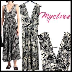 Mystree Black White Deep V-Neck Cinched Waist Sleeveless Maxi Dress (L)